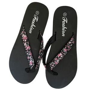 🐰🪷 NWOT Black Floral Women's Flip Flops